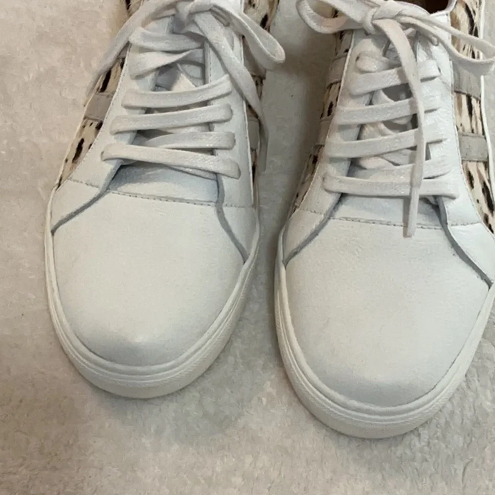 NWOT Kaanas White Leather Sneakers w/ Cheetah Print Fur